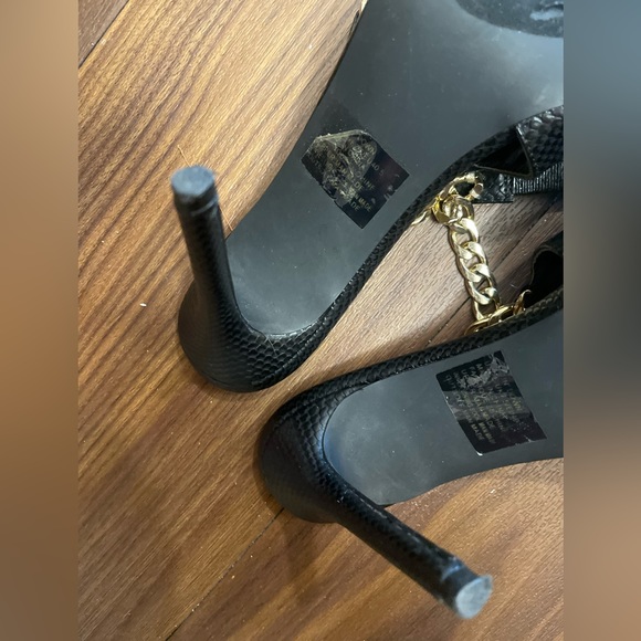 Sophisticated black faux fur ridged black sling back heel with gold chain - Picture 3 of 4